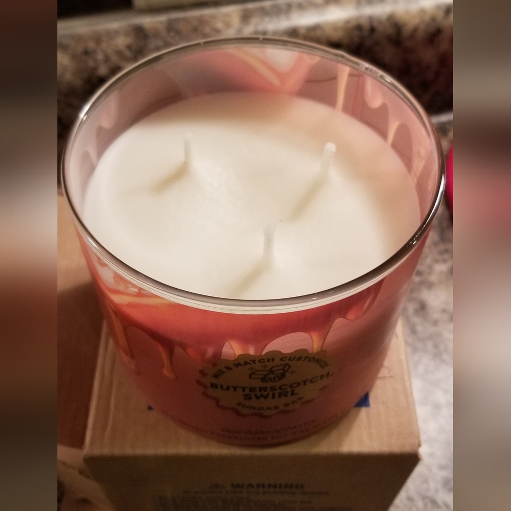 BUTTERSCOTCH SWIRL CANDLE - Picture 2 of 2